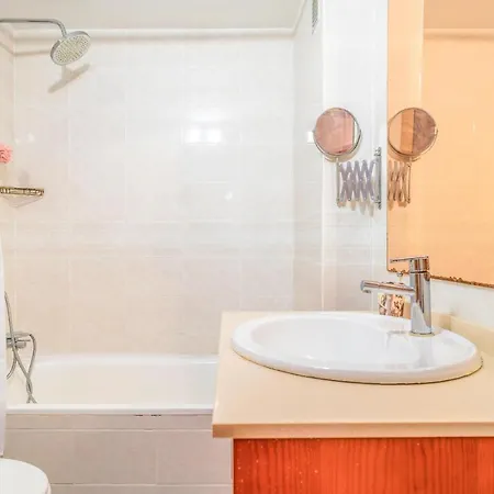 Beautiful In With Kitchen Apartment *